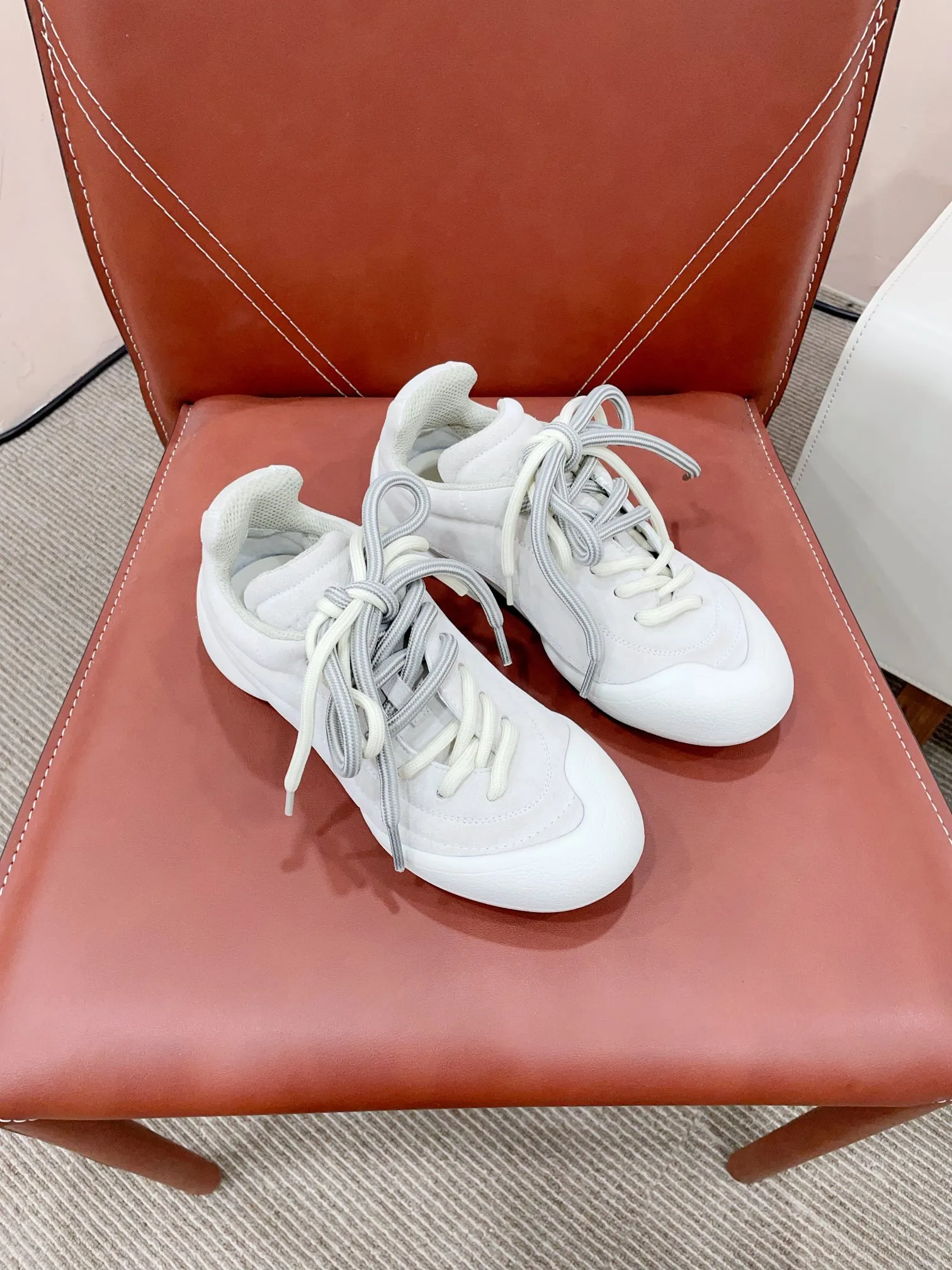 👟👟Ex-factory price 620👟👟 *✅MCQUEEN/Alexander McQueen 24/The latest Flexion series of autumn and winter retro casual sneakers. Original purchase, development and production. This Flexion Off white tone grain leather low-top sneaker uses laces of different sizes and is matched with a lightweight segmented sole inspired by anatomy. The reverse skull pattern is embossed on the heel. Fabric: Original custom imported first-layer cowhide. Lining: Custom imported breathable mesh lining. Sole: Original molded non-slip TPU material. Sole thickness: 2CM. 𝙎𝙞𝙯𝙚: 35-40 women / 39-45 men (customized for 40 women and 45 men) 𝙋𝙧𝙞𝙘𝙚(Men’s size +10) Extremely cost-effective factory price, no negotiation